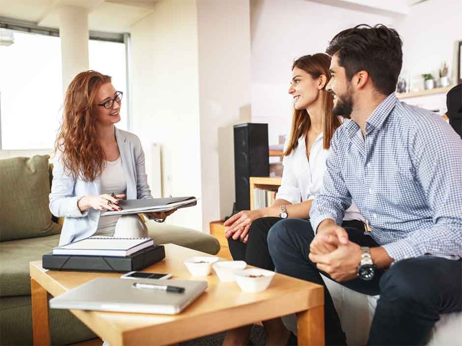 Realtor-meeting-with-people